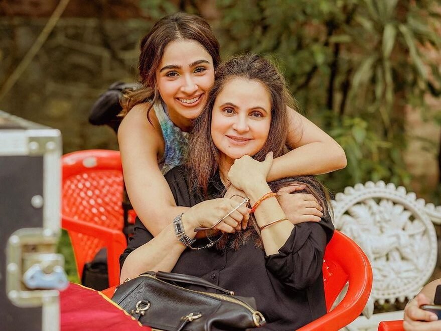 Pashmina Roshan Mother