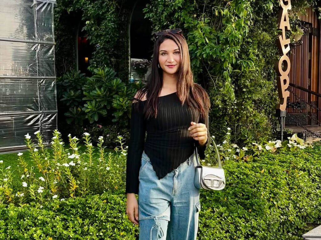 Anaya Bangar: Age, Height, Family, Transformation, Biography & More